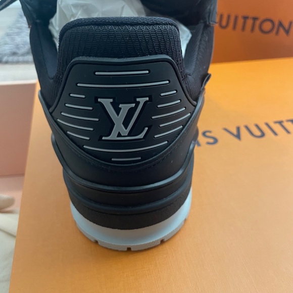 Louis Vuitton - Picture 6 of 7